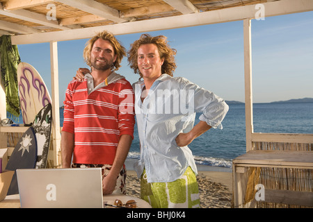 Portrait de jeunes hommes à Beach House Banque D'Images