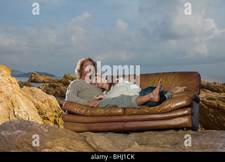 Couple vous détendre sur la plage à la table Banque D'Images