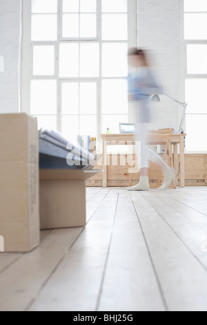 Femme marche dans votre loft, blurred motion Banque D'Images