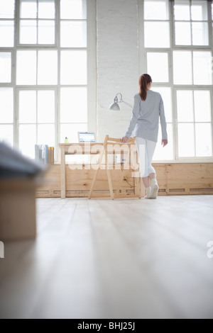 Femme marche sur loft Appartement Banque D'Images