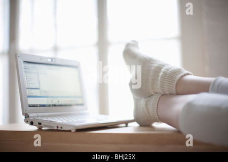 Pieds dans loft avec coffre Banque D'Images