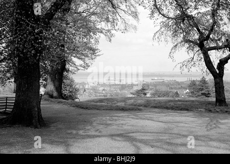 Vue vers le bas en direction de la Tamise et à Gravesend, Kent, c1945-c1965. Artiste : SW Rawlings Banque D'Images