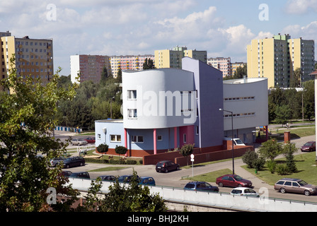 Un bloc d'appartements moderne en Pologne au milieu des tours d'habitations traditionnelles Banque D'Images