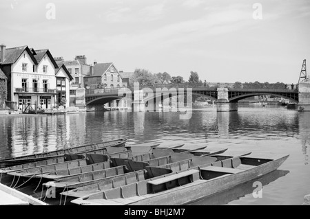 Afficher le long de la Tamise à Windsor, à vers Pont de Windsor, Berkshire, c1945-c1965. Artiste : SW Rawlings Banque D'Images