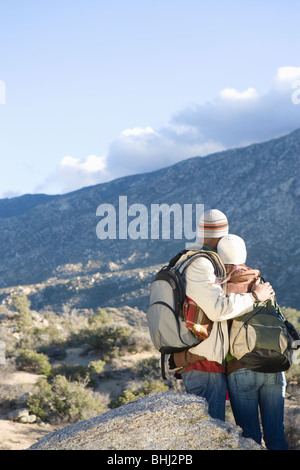 L'homme et la femme se regardant sur la montagne Banque D'Images