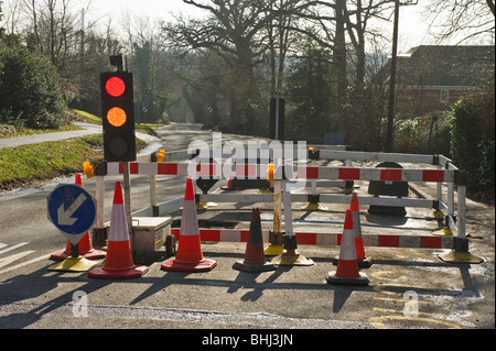 Feux de circulation temporaires et les obstacles à l'exécution de travaux dans Seer Green Bucks UK Banque D'Images