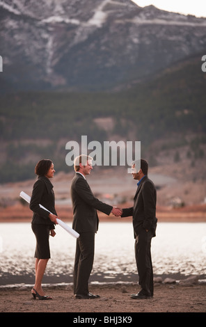 Couple avec des plans serre la main de l'homme Banque D'Images