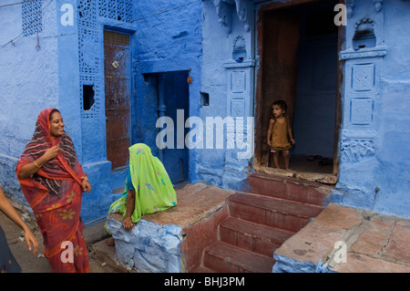 La couleur bleu-peint rues de la vieille ville de Jodhpur, Rajasthan, India Banque D'Images