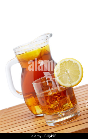 Ice Tea pitcher et glasss avec citron et glaçons sur fond de bois. L'accent à l'avant et profondeur de champ Banque D'Images