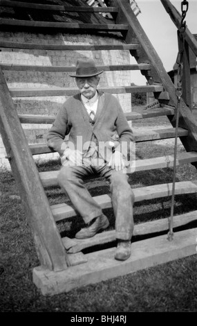 Miller à l'extérieur de son moulin, Outwood, Surrey, 1933. Artiste : HES Simmons Banque D'Images