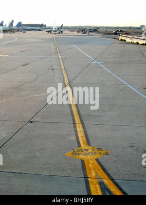 Prêt pour le décollage de l'avion à l'aéroport. Banque D'Images