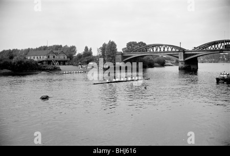 A l'aviron huit méthodes Barnes Bridge, Chiswick, Londres, c1945-c1965. Artiste : SW Rawlings Banque D'Images
