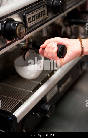 Faire le café de machine à expresso Banque D'Images