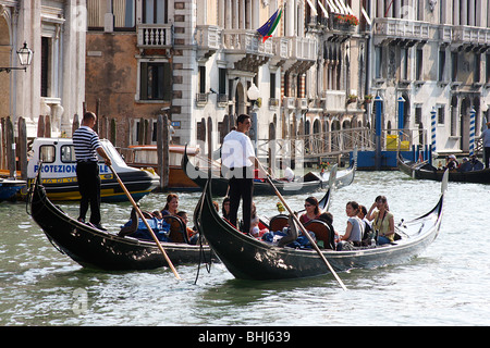 Les touristes à Venise bénéficiant d'une promenade en gondole sur le Grand Canal.. Italie Banque D'Images