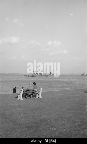 Deux vacanciers, regardez vers la mer sur la promenade à Gravesend, Kent, c1945-c1965. Artiste : SW Rawlings Banque D'Images