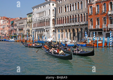 Les touristes à Venise bénéficiant d'une promenade en gondole sur le Grand Canal.. Italie Banque D'Images