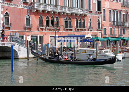 Les touristes à Venise bénéficiant d'une promenade en gondole sur le Grand Canal.. Italie Banque D'Images