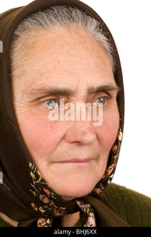 Portrait en gros plan d'une vieille paysanne isolé sur fond blanc Banque D'Images