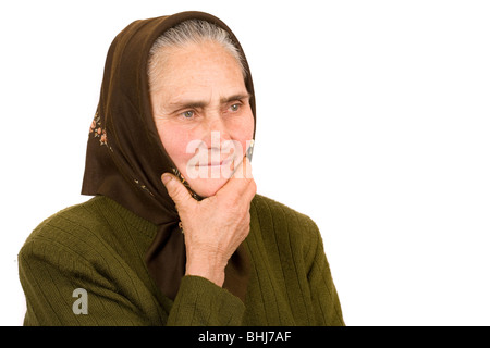 Portrait en gros plan d'une vieille paysanne isolé sur fond blanc Banque D'Images