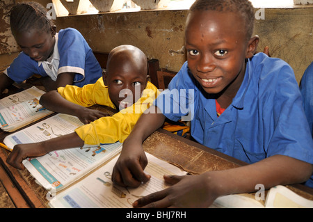 L'école primaire dans un village de la Gambie Banque D'Images