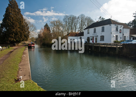 La Dundas Arms Pub sur le Kennet and Avon Canal à Kintbury, Berkshire, Royaume-Uni Banque D'Images