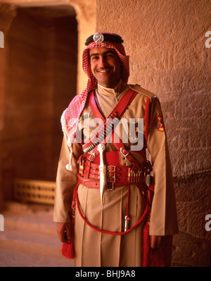 Soldat de la patrouille, le Conseil du Trésor (Al khazneh), ancienne ville de Petra, Maan, de Jordanie Banque D'Images