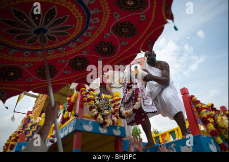 Char Rathayatra festival, Londres. Seigneur Aline (Krishna) est levé sur le char fleuries dans Hyde Park Banque D'Images