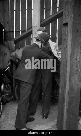 Recherche par un policier, c1945-c1965. Artiste : SW Rawlings Banque D'Images