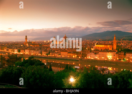 Florence sur l'Arno avec Piazza della Signoria Duomo gauche centre et cathédrale Santa Croce en lumière au coucher du soleil Banque D'Images