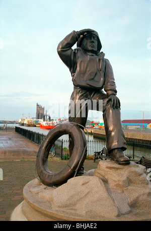 Statue de la RNLI, Lowestoft, Suffolk, 2000. Artiste : P Williams Banque D'Images