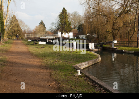 Kintbury serrure sur le canal Kennet et Avon, Berkshire, Royaume-Uni Banque D'Images