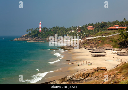 L'Inde, le Kerala, Kovalam, village Vizhinjam bateaux de pêche sur la plage en face du phare Banque D'Images