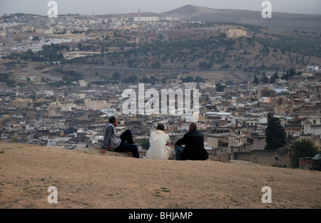 Les hommes regardant la vue sur la Médina de Fès, Maroc. Banque D'Images