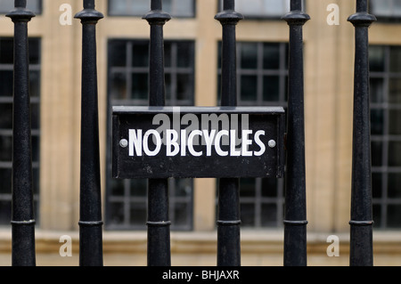 Aucun signe des vélos sur les rails à l'extérieur d'un bâtiment de l'Université d'Oxford, Royaume-Uni. Banque D'Images