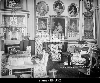 La reine Victoria's salon privé, Buckingham Palace, London, c1870-c1900. Artiste : York & Fils Banque D'Images