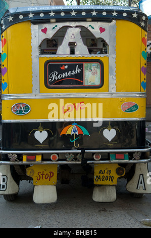 Tuc-tuc dans le bleu-peint rues de la vieille ville de Jodhpur, Rajasthan, India Banque D'Images