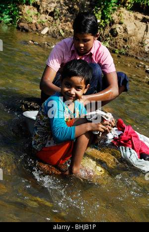 Karen Mère avec enfant de lave , du camp de réfugiés de Mae la frontière birmane (thaï) , au nord de Mae Sot , la province de Tak , Thaïlande Banque D'Images