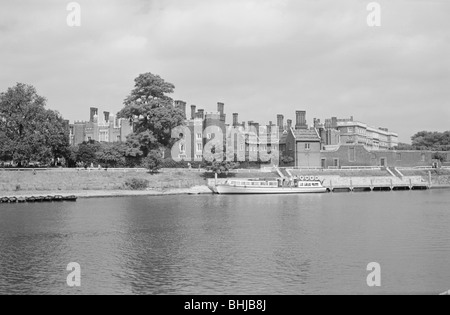 Le Palais de Hampton Court, vu de la rive sud de la Tamise, c1945-c1965. Organisateur : SW Rawlings. Banque D'Images