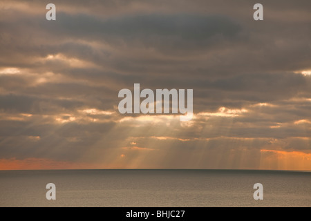 Stormy Sky sea scape avec rayons pénétrant par les nuages, coucher du soleil Banque D'Images