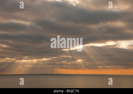 Stormy Sky sea scape avec rayons pénétrant par les nuages, coucher du soleil Banque D'Images