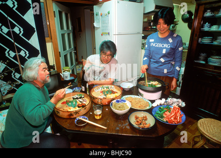 Repas de famille japonais repas ensemble dans appartement typique Banque D'Images