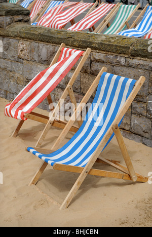 Chaises de pont par la digue à Weston-Super-Mare, Somerset UK Banque D'Images