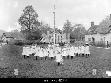 Danse enfants autour du village de maypole, East Hanney, Oxfordshire, c1860-c1922. Artiste : Henry Taunt Banque D'Images