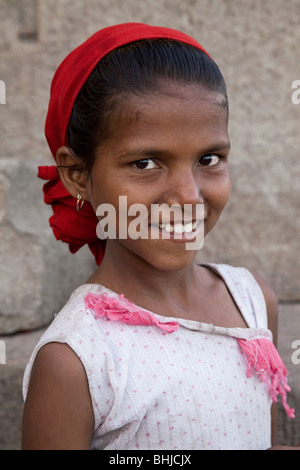 Smiling Indian Girl sur les rives du Gange, Varanasi, Inde Banque D'Images