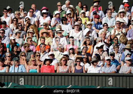 Les spectateurs sur le centre court de Wimbledon 2009, tournoi du Grand Chelem, Royaume-Uni, Europe Banque D'Images