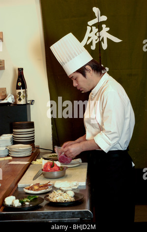 PARIS, France - Restaurant Japonais intérieur, Chef de Sushi Portrait, travailler dans la cuisine, dans le restaurant 'Azabu », migrants japonais Banque D'Images