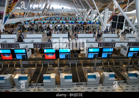 Compagnie aérienne vide vérifier dans un bureau de l'Aéroport International de Cape Town Central Terminal Passagers Bâtiment contrôle dans la zone des départs Banque D'Images