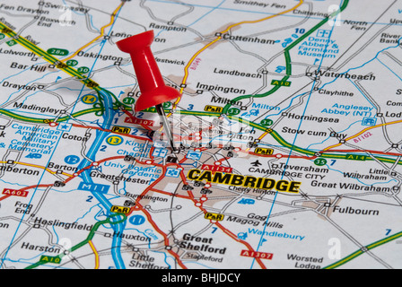 Carte rouge broche en route vers ville de Cambridge Banque D'Images