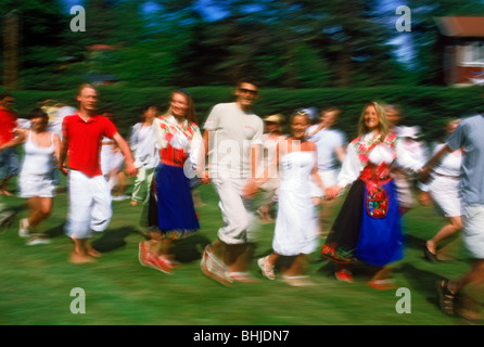 Danse autour de mât au milieu de célébrations dans la Suède sur la petite île de l'archipel de Stockholm Banque D'Images