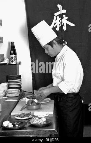 PARIS, France - l'intérieur Restaurant japonais, Sushi, travaillant en cuisine, dans 'Azabu' Banque D'Images